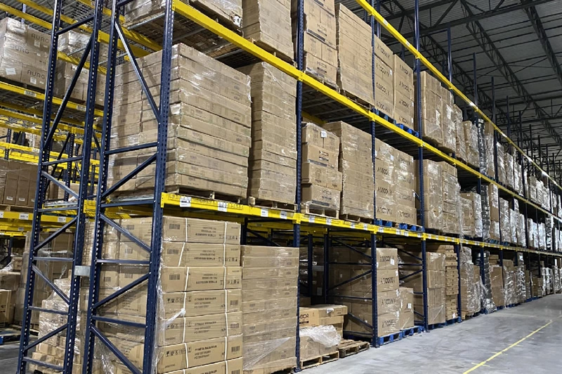 Well-organized pallet racking and inventory inside Zbao Logistics' overseas warehouse, optimized for e-commerce order fulfillment.